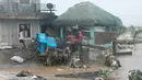 Seorang pria berjalan melewati kerusakan yang disebabkan oleh banjir bandang pada Kamis 24 Oktober 2024 di kota Libon, provinsi Albay, Filipina. (AP Photo/John Michael Magdasoc)
