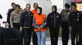 Bupati Sukoharjo Etik Suryani mengenakan rompi tahanan dibawa menuju mobil tahanan usai menjalani pemeriksaan di Gedung Merah Putih KPK, Jakarta, Sabtu (11/7/2026). (KLY/Arie Basuki)