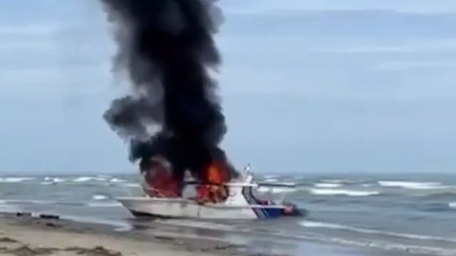 Kapal patroli atau speedboat KKP dibakar sejumlah orang saat proses pengejaran kapal dengan alat pancing mini trawl. (Dok KKP)