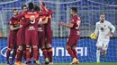 Pemain AS Roma merayakan gol yang dicetak Lyanco Vojnovic ke gawang Torino pada laga lanjutan Liga Italia di Stadion Olimpico, Jumat (18/12/2020) dini hari WIB. AS Roma menang 3-1 atas Torino. (AFP/Vincenzo Pinto)