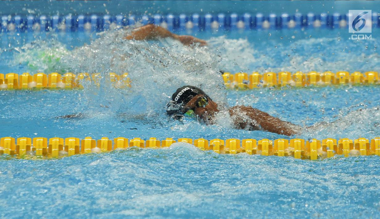 Atlet Indonesia Jendi Pangabean memacu kecepatannya dalam babak final putra 100 meter gaya bebas S9 para renang Asian Para Games 2018 di Aquatic Center, GBK, Jakarta, Senin (8/10). Jendi meraih perak dalam kelas tersebut. (Merdeka.com/Imam Buhori)