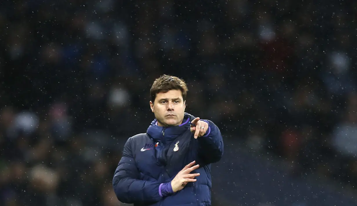 <p>Pelatih Tottenham Hotspur, Mauricio Pochettino menginstruksikan pemainnya saat melawan Sheffield United pada pertandingan Liga Inggris di Tottenham Hotspur Stadium di London, pada 9 November 2019. PSG mengontrak Pochettino hingga 30 Juni 2022 dengan klausul opsi perpanjang setahun. (AFP/Ian Kington)</p>