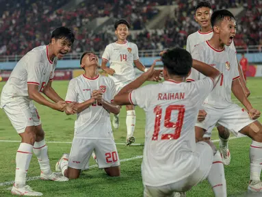 Para pemain Timnas Indonesia U-16 merayakan gol yang dicetak oleh Josh Holong ke gawang Laos dalam laga terakhir Grup A Piala AFF U-16 2024 di Stadion Manahan Solo, Kamis, (27/6/2024). Garuda Muda menang dengan skor telak 6-1. (Bola.com/Radifa Arsa)