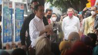 Presiden Jokowi usai menjadi saksi nikah adiknya langsung melakukan blusukan di Pasar Gede Solo dan menyalurkan bansos kepada masyarakat penerima, Kamis (26/2).(Liputan6.com/Fajar Abrori)
&nbsp;
