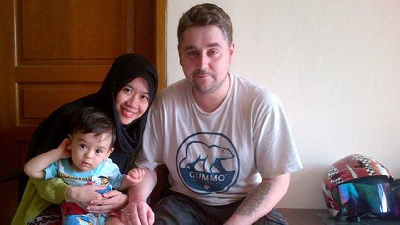 Baru 8 bulan peluk Islam, bule Inggris ini ditawari pergi umroh