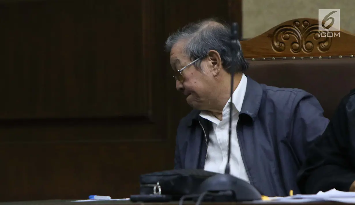 Terdakwa dugaan suap pada hakim Pengadilan Tipikor Medan Merry Purba, Tamin Sukardi saat menjalani sidang lanjutan di Pengadilan Tipikor, Jakarta, Kamis (17/1). Sidang mendengar keterangan saksi. (Liputan6.com/Helmi Fithriansyah)