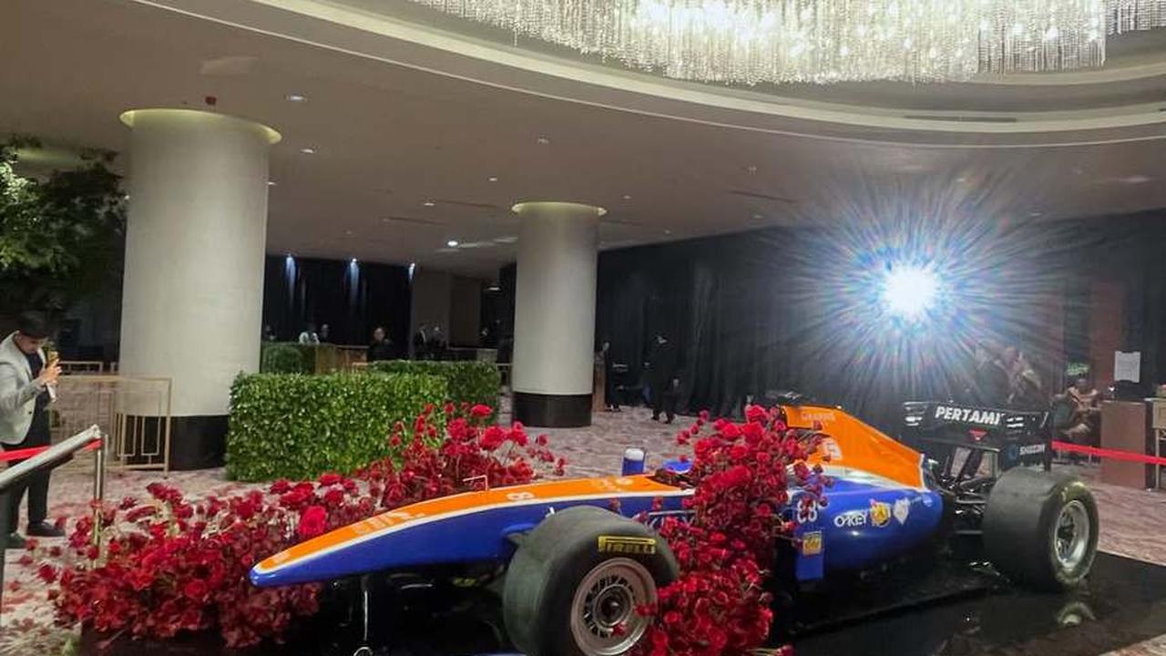 Potret Resepsi Mewah Pernikahan Rio Haryanto dan Athina, Mempelai Berdansa Bernyanyi - Mobil F1 Jadi Sorotan