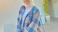 7 Inspirasi Baju Flanel Hijab untuk Remaja SMA hingga Anak Kuliahan, Simpel tapi Bikin Percaya Diri