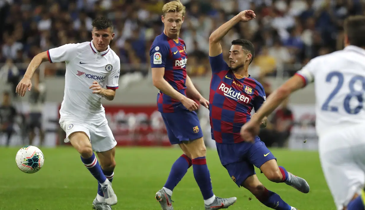 Pemain Chelsea, Mason Mount (kiri) mengontrol bola melewati pemain Barcelona, Frenkie de Jong dan Guillem Jaime Barcelona selama pertandingan laga perdana pramusim di Saitama Stadium 2002, Saitama, Selasa (23/7/2019). Chelsea menang tipis 2-1 atas Barcelona. (AP Photo/Shuji Kajiyama)