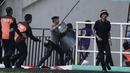 Polisi mengusir suporter Persita Tangerang yang masuk ke lapangan saat melawan Kalteng Putra pada laga Liga 2 di Stadion Pakansari, Jawa Barat, Selasa (4/12). Kalteng menang 2-0 atas Persita. (Bola.com/M. Iqbal Ichsan)