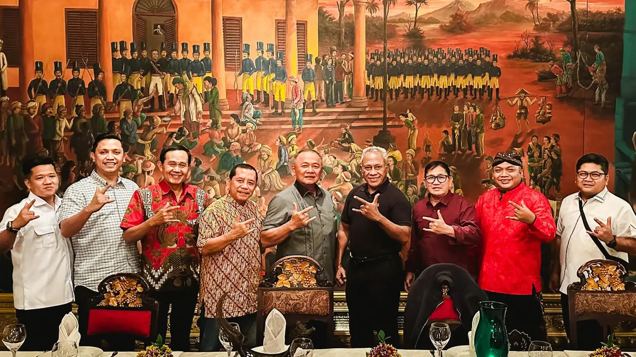 Para pengurus pusat Satgas Cakra Buana PDI Perjuangan (PDIP) melaksanakan silaturahmi dan buka puasa bersama di sebuah restoran,di Jakarta Pusat