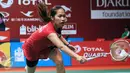 Tunggal putri Thailand, RatchanokIntanon menahan smesh Lindaweni Fanetri (Indonesia) di Total BWF World Championships 2015 di Jakarta, Kamis (13/8/2015). Lindaweni unggul 24-26, 21-10, 5-8 (mundur). (Liputan6.com/Helmi Fithriansyah)