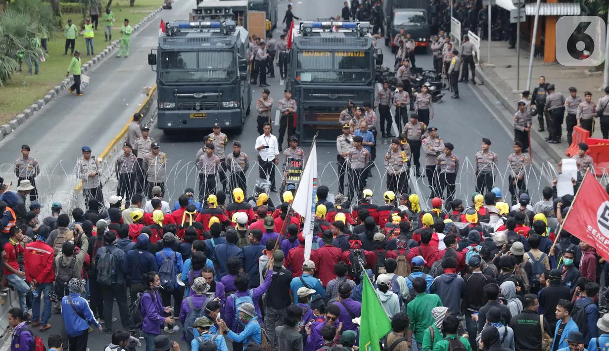 Mahasiswa dari sejumlah perguruan tinggi bersama kelompok buruh melakukan aksi unjuk rasa di Jalan Medan Merdeka Barat, Jakarta, Senin (28/10/2019). Dalam aksinya, mereka menuntut penuntasan agenda reformasi. (Liputan6.com/Helmi Fithriansyah)