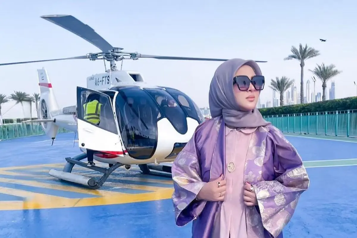 Syahrini naik helikopter di Dubai (Instagram/princessyahrini)