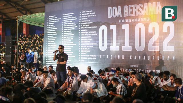Foto: Gelar Doa Bersama, Ribuan Masyarakat Penuhi Stadion Kanjuruhan