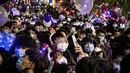 Orang-orang menghadiri  hitung mundur di Wuhan, provinsi Hubei, China (1/1/2021). Beberapa warga Wuhan mengatakan mereka berhati-hati, tetapi sebagaian tidak khawatir tertular Covid-19. (AFP/Noel Celis)