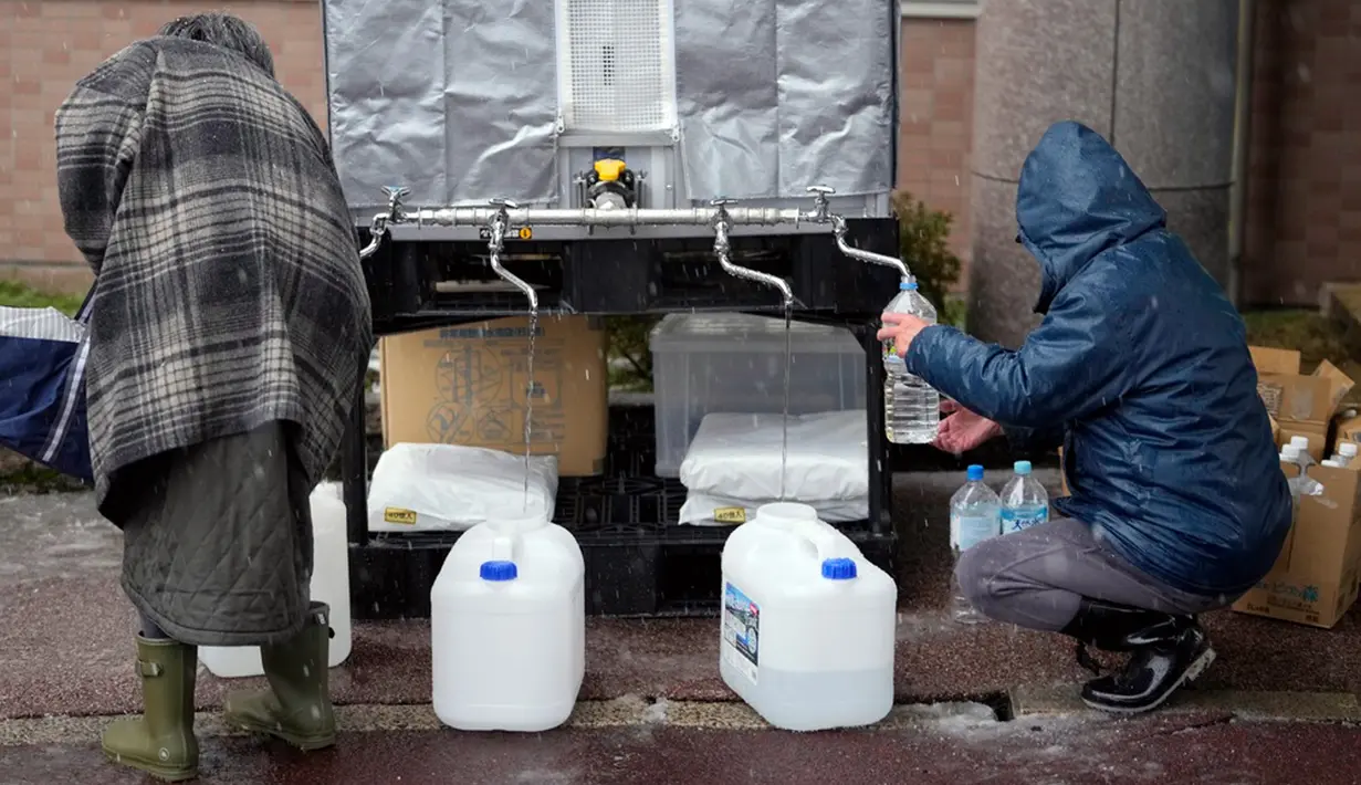 Kota Wajima mencatat jumlah kematian tertinggi, yaitu 69 orang dan diikuti oleh Suzu 38 orang. Lebih dari 500 orang terluka, sedikitnya 27 di antaranya menderita luka serius. Demikian seperti dilansir CBS News. (AP Photo/Hiro Komae)