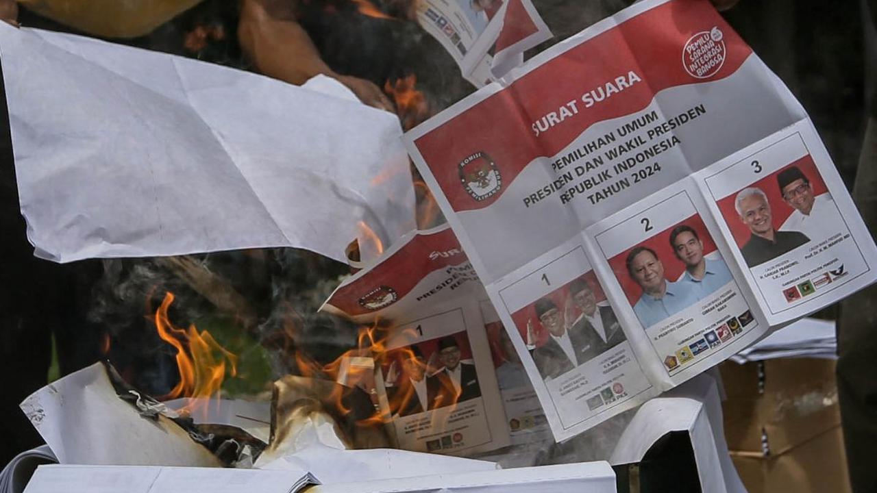 FOTO: KPU Musnahkan Ribuan Lembar Surat Suara untuk Pemilih Luar Negeri, Ini Penyebabnya