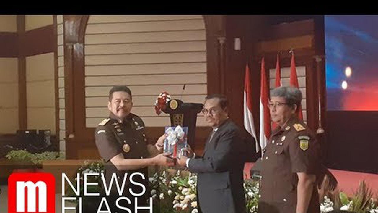 VIDEO: Saling Tukar Cinderamata Unik Saat Sertijab Jaksa Agung