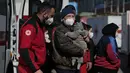 Pengungsi dari Lviv, Ukraina, tiba di markas Palang Merah di Roma, Italia pada Selasa (22/3/2022). Konvoi kendaraan Palang Merah yang membawa 80 orang, sebagian besar orang tua dan sakit tiba pada Selasa di Roma. (AP Photo/Alessandra Tarantino)