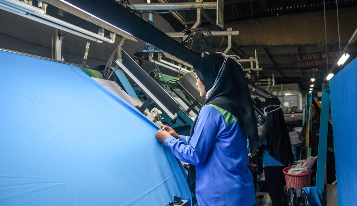Sebelumnya, perang tarif Amerika Serikat diprediksi bakal berdampak signifikan pada lima sektor pekerjaan di Indonesia, terutama industri tekstil dan garmen, perikanan, padat karya, logistik, dan otomotif. (TIMUR MATAHARI/AFP)