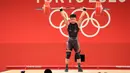 Lifter Indonesia Rahmat Erwin Abdullah saat berlaga dalam cabang olahraga angkat besi 73 kg putra pada Olimpiade Tokyo 2020 di Tokyo, Jepang, Rabu (28/7/2021). Rahmat Erwin meraih perunggu setelah memiliki total angkatan 342 kg. (Dok NOC Indonesia)