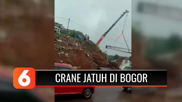 Crane jatuh nyaris menimpa permukiman, insiden alat berat jenis crane terjungkal saat memasang rangka jembatan proyek jalur ganda kereta api di Kota Bogor, terekam kamera warga. Akibatnya, rangka beton sepanjang belasan meter nyaris menimpa permukima...