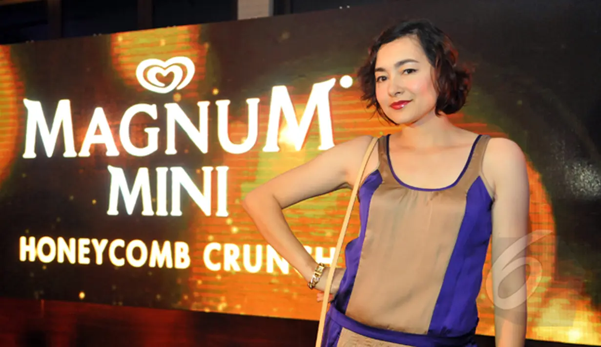 Dewi Rezer saat menghadiri `Thank Goodness It’s Weekend Party` yang berlangsung di Magnum Cafe, Grand Indonesia, pada Jumat (6/2/2015).(Liputan6.com/Panji Diksana)