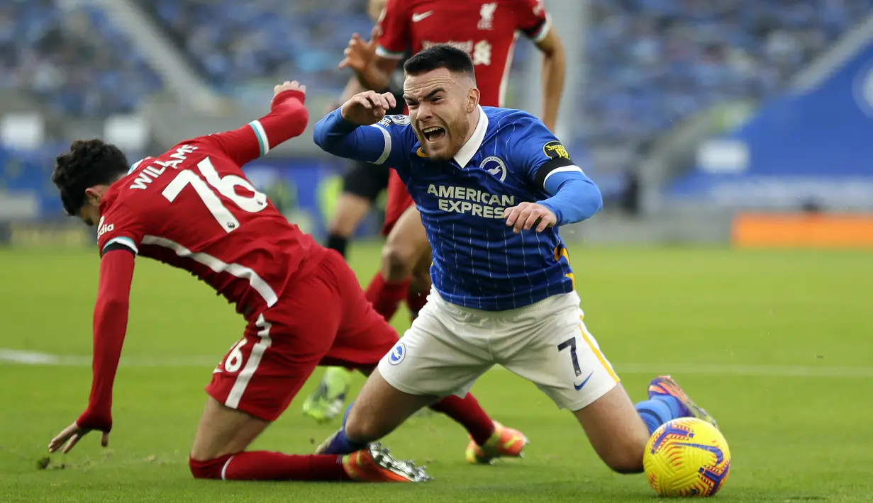 Gelandang Liverpool, Neco Williams, berebut bola dengan striker Brighton, Aaron Connolly, pada laga lanjutan Liga Inggris di Stadion American Express, Sabtu (28/11/2020) malam WIB. Liverpool bermain imbang 1-1 menghadapi Brighton. (AFP/Kirsty Wigglesworth/pool)