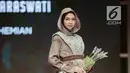 Model mengenakan busana rancangan desainer Dani Paraswati saat tampil dalam Muslim Fashion Festival 2018 di Jakarta, Jumat (20/4). Dani Paraswati menampilkan rancanganya dengan tema 'Bohemian'. (Liputan6.com/Faizal Fanani)