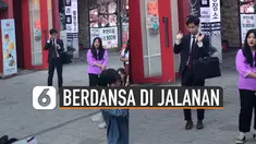 Musisi jalanan sering membuat pejalan kaki terhenti dan menyaksikan penampilannya. Tetapi ada hal unik ketika salah satu pejalan kaki juga ikut berdansa disaat musisi jalanan sedang menampilkan keahliannya.