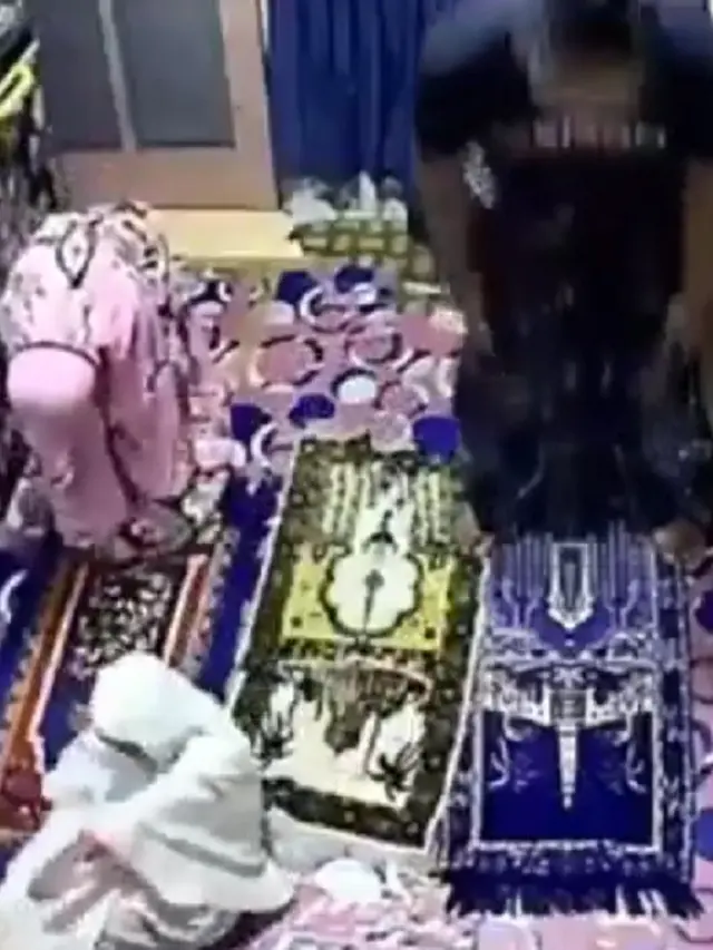 Viral, Aksi Bocah Salto Saat Sujud Ini Bikin Warganet Ngakak