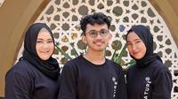Saiqa Aaliyah Az Zahra, yang paling kiri, bicara soal koleksi syal terbaru untuk memeriahkan dunia showbiz tahun 2022. (Foto: Dok. Koleksi Pribadi)