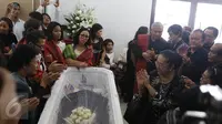 Penggemar Ikut Hadiri Pemakaman Eddy Silitonga