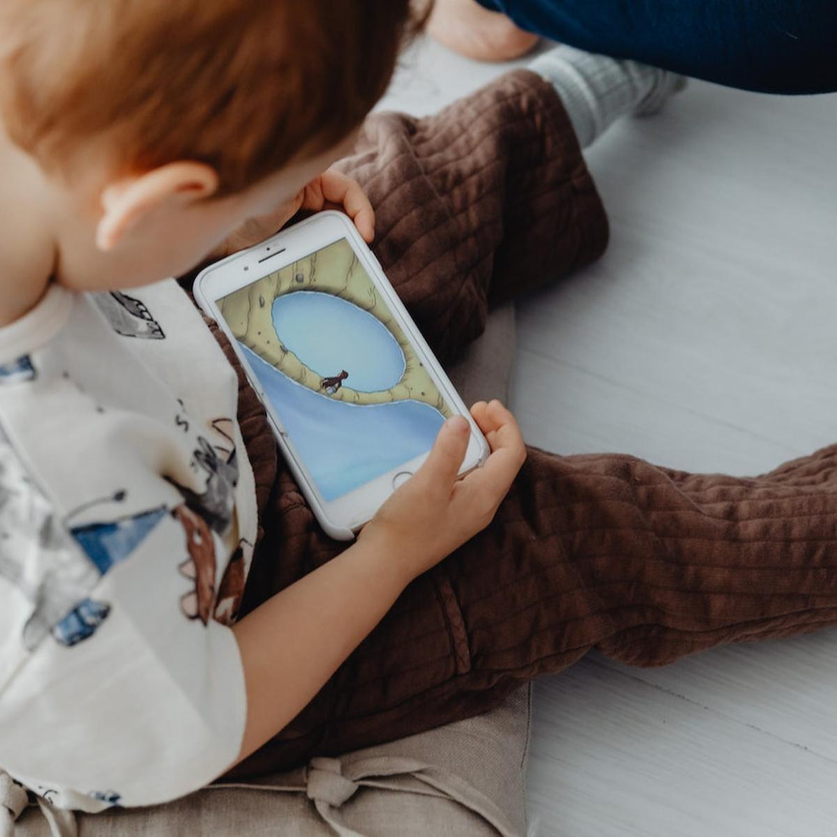 Ilustrasi Anak Menggunakan Gadget