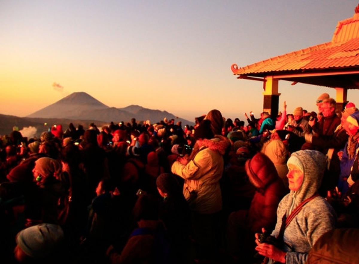 Ramai-ramai abadikan keindahan panorama Bromo yang eksotis