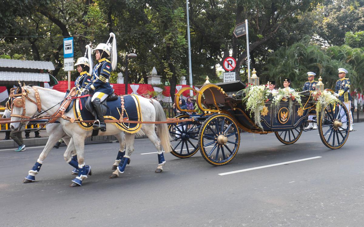 Kirab Merah Putih Bawa Bendera Pusaka Menuju Istana Merdeka
