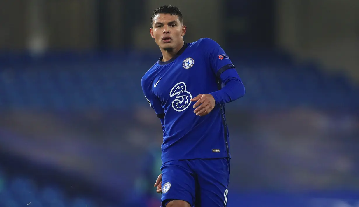 2. Thiago Silva (Chelsea) - Penampilam Thiago Silva sangat mengesankan musim ini dalam menjaga lini pertahanan Chelsea. Pemain asal Brasil ini membantu Chelsea meraih lima clean-sheet dalam tujuh pertandingan terakhir mereka. (AFP/Adam Davy/pool)