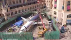 Pekerja menyelesaikan proyek restoran dari pesawat Batavia Air di pusat perbelanjaan kota Wuhan, Provinsi Hubei, Tiongkok, (1/3). Pengusaha Tiongkok membeli satu unit pesawat Boeing 737 ini untuk dijadikan restoran. (chinadaily.com.cn) 