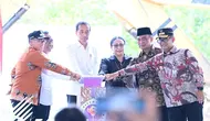 Presiden Jokowi bersama Menko PMK Muhadjir Effendy saat meresmikan peletakan batu pertama Gedung II Kampus Nusantara Program Studi di Luar Kampus Utama (PSDKU) Universitas Gunadarma yang berlokasi di Kawasan Ibu Kota Negara (IKN) Nusantara. (Istimewa)