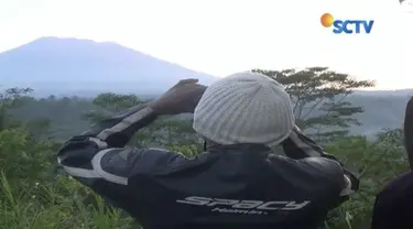 Status Gunung Agung Bali naik dari waspada menjadi siaga tiga.