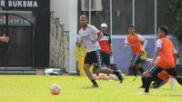 Sylvalo Dominique Comvalius, striker asal Belanda yang menjalani seleksi di Bali United. (Bola.com/Muhammad Qomarudin)