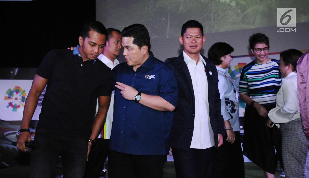 Ketua Umum INASGOC, Erick Thohir (kedua kiri) bersama Perenang nasional, I Gede Siman Sudartawa usai konferensi pers Official Broadcaster Asian Games 2018 di Jakarta, Kamis (8/2). (Liputan6.com/Helmi Fithriansyah)