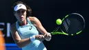 Petenis Inggris, Johanna Konta melakukan pukulan ke petenis AS, Bernarda Pera pada babak kedua turnamen Australia Terbuka 2018 di Melbourne, Kamis (18/1). Konta secara mengejutkan disingkirkan Pera ada di peringkat 123 dunia, 4-6, 5-7. (GREG WOOD/AFP)
