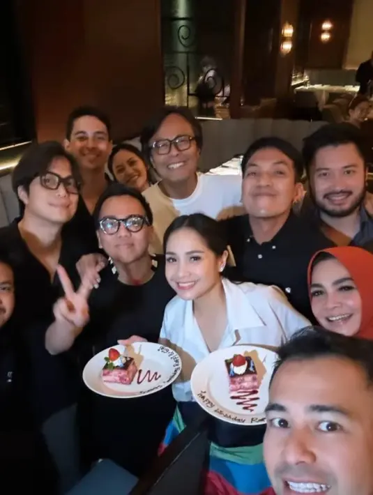 Pasangan yang dijuluki Sultan Andara itu pun merayakannya dengan dinner bersama rekan selebriti dan pebisnis mereka. [@raffinagita1717]
