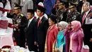 Presiden Joko Widodo atau Jokowi (tiga kiri) saat menjadi inspektur upacara pada peringatan HUT ke-72 Bhayangkara di Istora Senayan, Jakarta, Rabu (11/7). Jokowi meminta personel Polri terus meningkatkan kinerja. (Liputan6.com/JohanTallo)