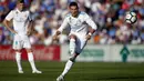 Striker Real Madrid, Cristiano Ronaldo, melepaskan tendangan ke gawang Getafe pada laga La Liga Spanyol Stadion Coliseum Alfonso Perez, Sabtu (14/10/2017). Real Madrid menang 2-1 atas Getafe. (AFP/Oscar Del Pozo)