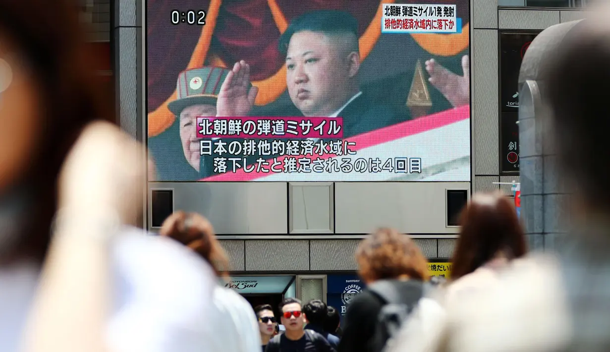 Layar yang menampilkan gambar Kim Jong Un dengan sebuah laporan peluncuran rudal Korea Utara, di Tokyo, Jepang (29/5). Terkait peluncuran teresebut, PM Abe mengatakan akan mengambil langkah konkret dengan Amerika Serikat. (Meika Fujio / Kyodo News via AP)