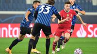 Striker Liverpool, Diogo Jota, berebut bola dengan bek Atalanta, Hans Hateboer, pada laga lanjutan Liga Champions 2020/2021 di Gewiss Stadium, Rabu (4/11/2020) dini hari WIB. Liverpool menang 5-0 atas Atalanta. (AFP/Miguel Medina)