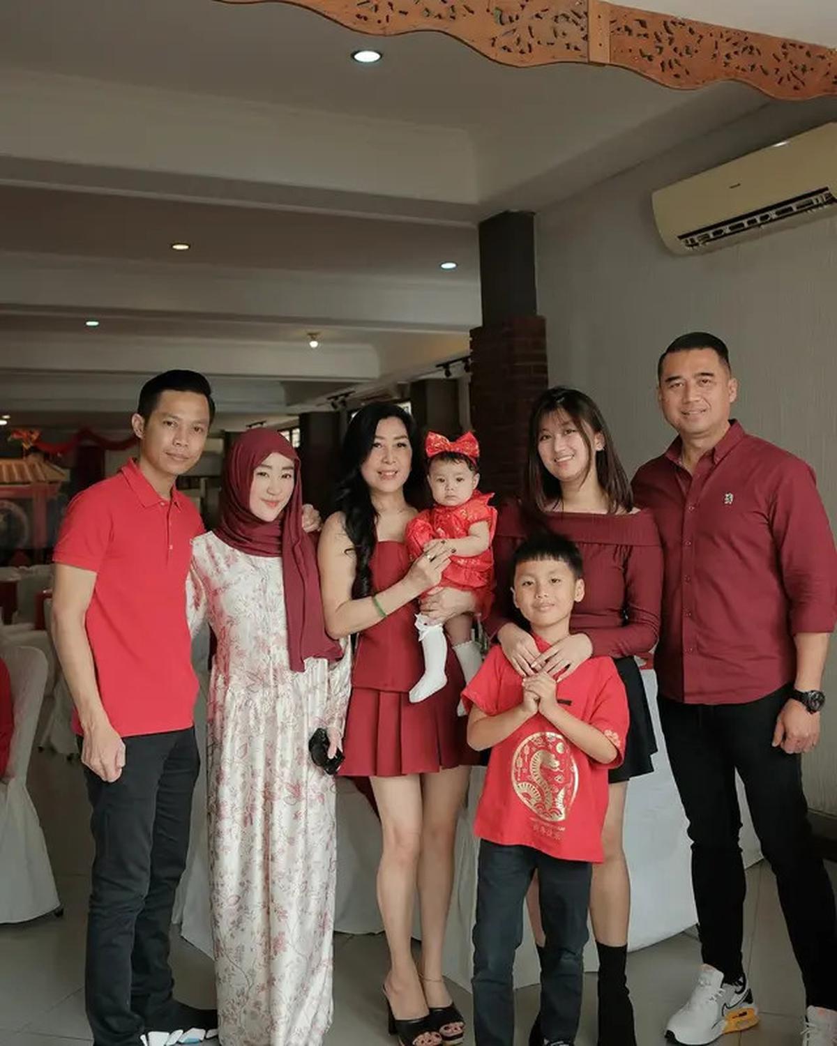 6 Potret Julie Tan Ibunda Larissa Chou Rayakan Imlek, Awet MudaGendongCucu